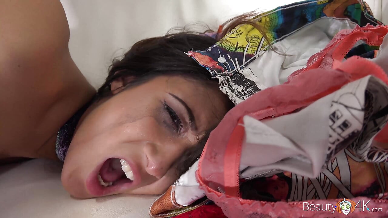Iklan pakaian dalamku ngenalin gadis hot ini untuk ngentot