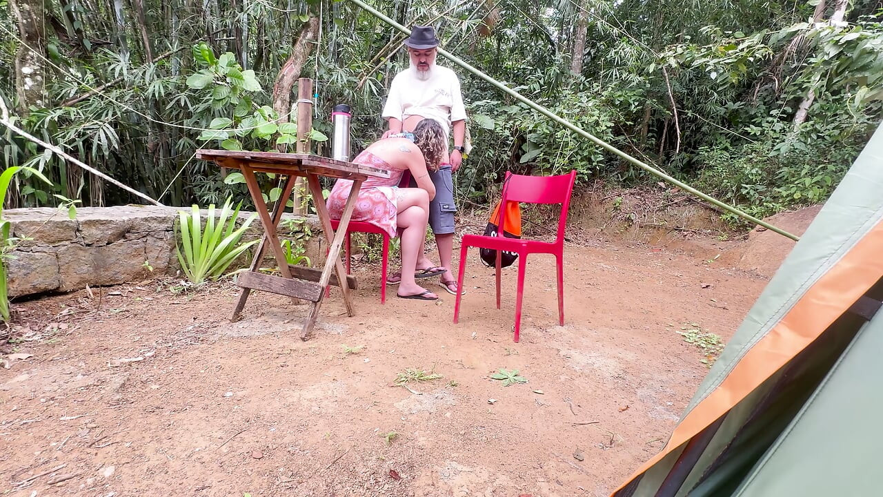 Femeie obraznică face o muie și călărește un străin la camping.