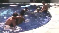 Krystal steal, sydnee steele - sexo en una fiesta en la piscina.