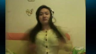 Китайская девушка играет перед камерой