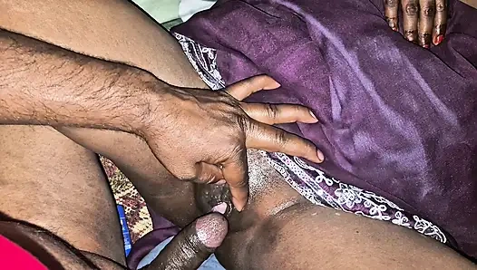 Hintli teyze Hintli desi kocasıyla sert romantik seks yapıyor