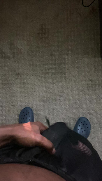 穿着短裤摇晃我的鸡巴