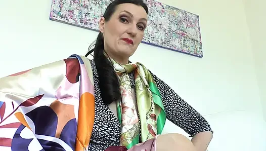 Parlak saten eşarplarım seni azdıracak! Lady Victoria Valente