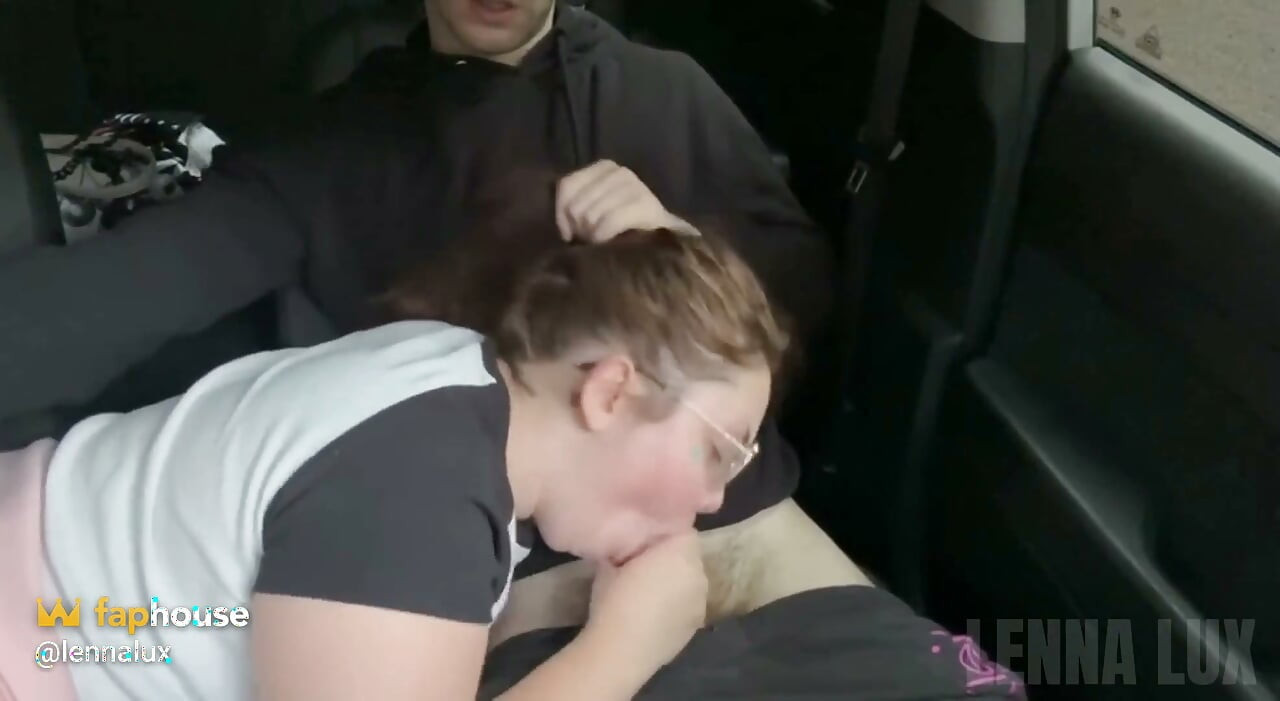 Fată tocilară excitată suge pula în mașină
