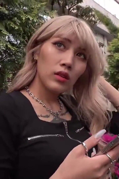 G컵 피규어와 아이돌 레벨 셧인 Gyaru, 비밀 온라인 명성은 충격적인 개인 하강을 연료