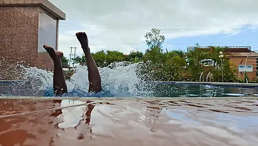 Cewek sange ini dientot habis-habisan sampai orgasme dua kali di kolam renang