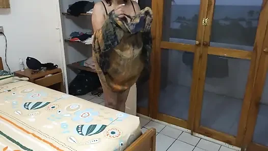 После траха, я снимаю на видео, как моя мачеха одевается, и это мне становится очень жестко.