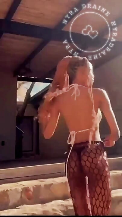 Kenyalı güzel Güney Afrika'da striptiz yapıyor