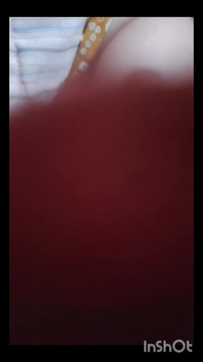 Bağımlı evli kadın ıslak deliklerini okşuyorken onu ve yorucu bir mastürbasyon sahnesinde gösteriyor | Klip 1