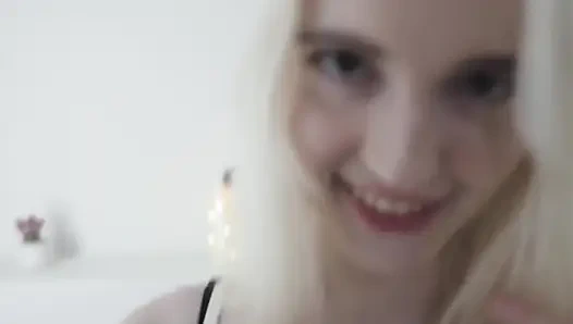 Mitbewohnerin fickt mich hart und bespritzt meine muschi