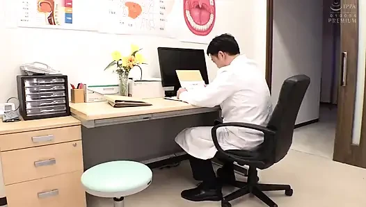 Suster cantik ini akan menyusui kontolmu dengan tubuh sangenya dan lidah guritanya. Bagian.3
