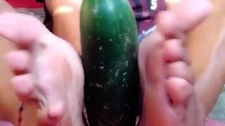 Komkommer footjob