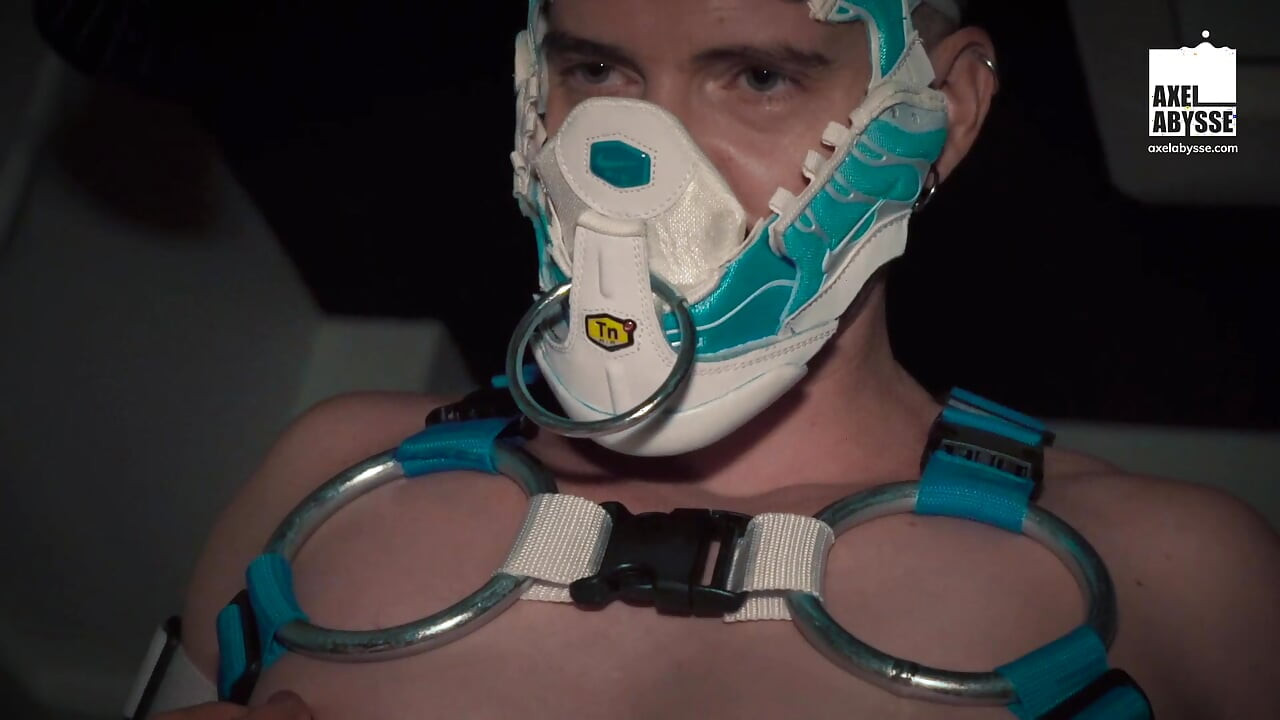 Axel Abysse cơ bắp chèn con cu giả khổng lồ vào lỗ đít ướt át nanashi