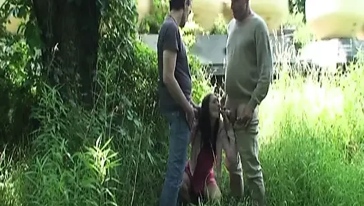 Sexy teen von ihrem stiefvater und seinem freund in der Öffentlichkeit gefickt