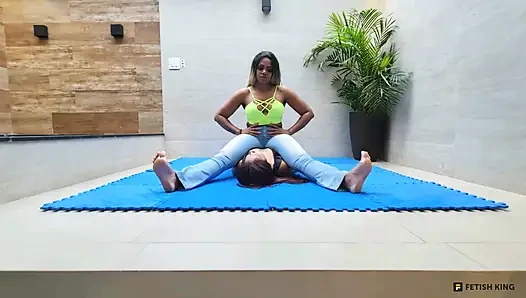 Lebian lagi asik dudukin dada - lebian dengan kaki dan otot yang kuat lagi asik