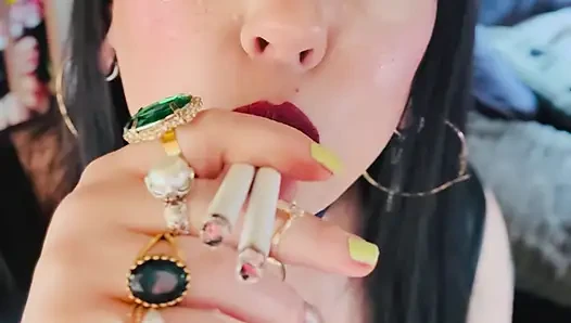 İngiliz evli kadın Tina Snua aynı anda 2 sigara içiyor! Sürüklenen snap sigara içen sigara içiyor omi ome