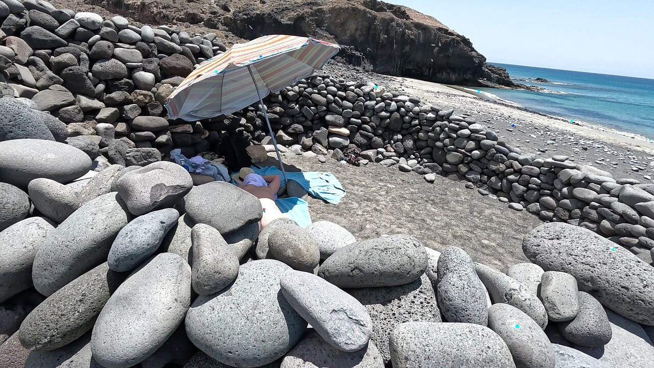 He Saw a Naked Girl on the Beach and Started Jerking off