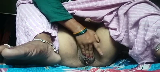 Desi hot housewife fingers pussy, remembering her boyfriend and pulling water out of her pussy