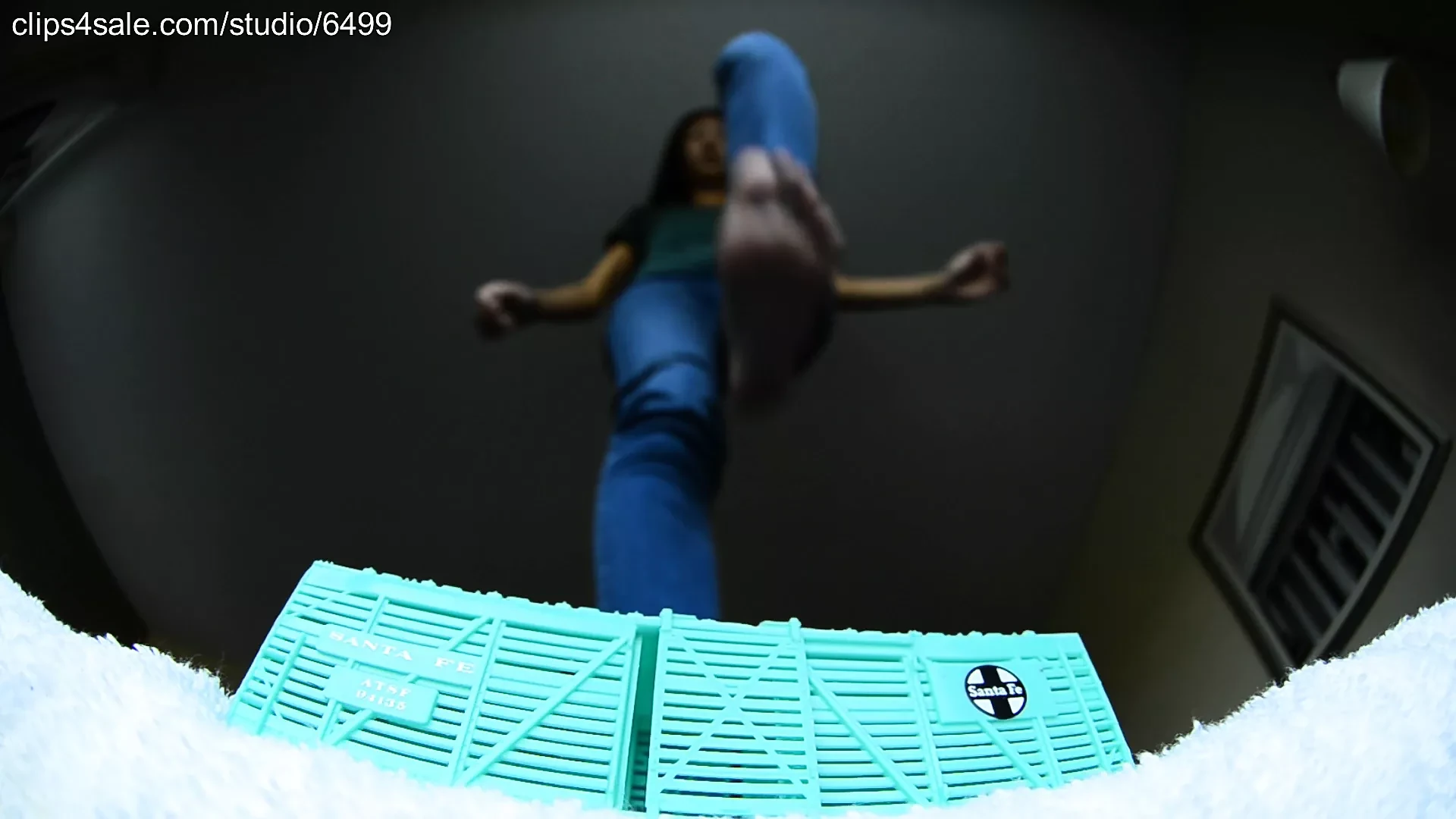 性感的巨大黑发赤脚压碎玩具 - 女巨人恋物癖