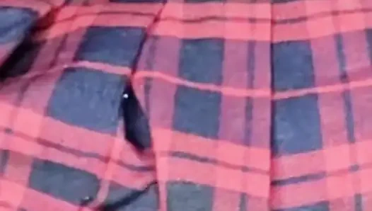 Das kleine Schulmädchen fickt Daddys besten Freund, um sich an ihm zu rächen.