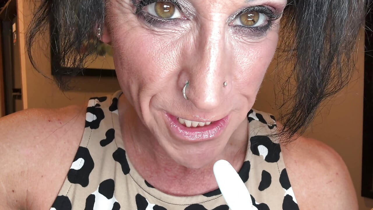 Goddess Kandys Naughty Oral Routine