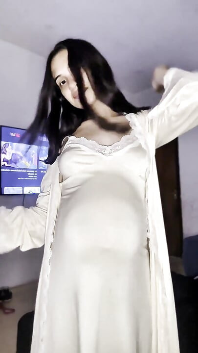 Alice lima用她的按摩师自慰并玩弄她的阴户