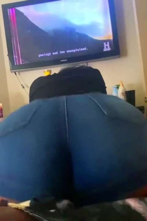 Pantat besar melantun gila pada batang