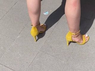 Vier ladingen sperma in sandalen met hoge hakken van vriendinnen - op voeten