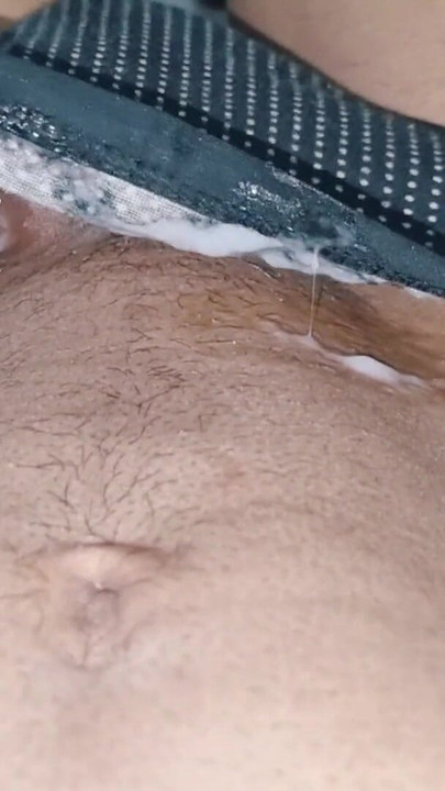 Sissy dečko se samo opušta kod kuće na krevetu i svršava | Isječak 1