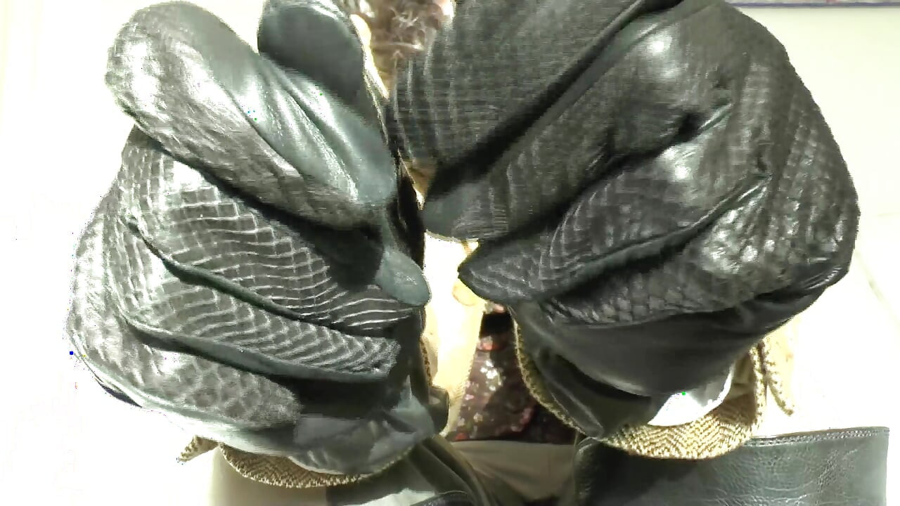 Los guantes de cuero chirriantes te hacen correrte, Lady Victoria Valente