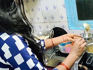 Индийская бхабхи готовит на кухне и трахает шурина