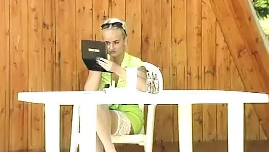 Sarışın açık havada iki emiyor ve biniyor