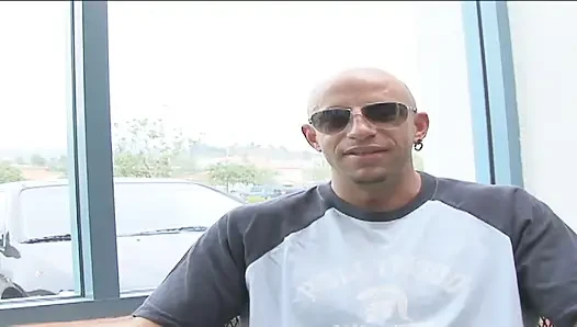 Yarak emen orta yaşlı seksi kadın azgın bir adam tarafından domaltılıyor