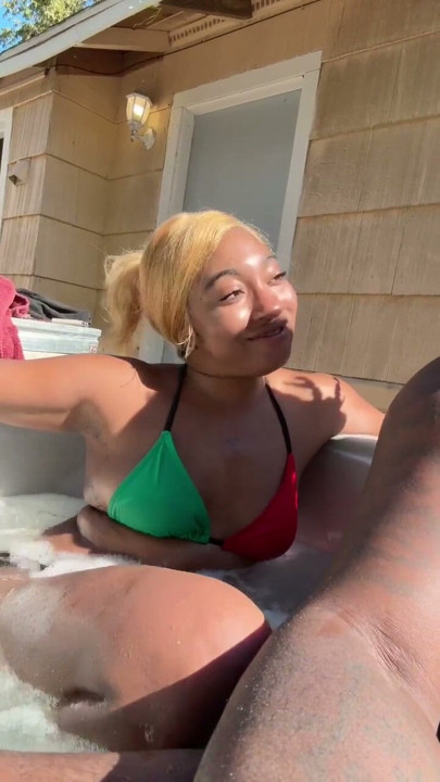 Cutie din Fijii în direct cu Str8rich în cada cu hidromasaj în timp ce mama vitregă este plecată | Clip 2