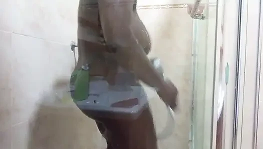 Kocamın beni iyi sikebilmesi için amımı güzelce yıkıyorum, sevdiğim şekilde.