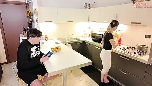 Кухонная мачеха в белых леггинсах ловит подругу пасынка, тайно фотографирующего её