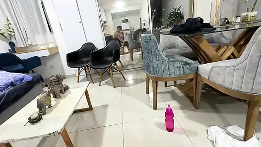 Я смотрю, как моя сводная сестра с большой задницей делает очень сексуальные позы йоги в любительском видео, и я возбуждается, так что я решаю вставить весь мой член в нее