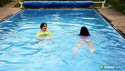 Ein tag am pool mit gestapelten naturals Mary Brown und Molly