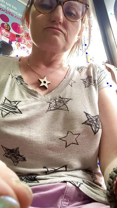 阴户 n pubes 在交通中玩耍, 让我的手指闻起来很美!