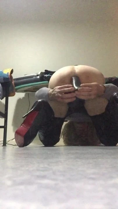 tranny slut gets dildo cumshot