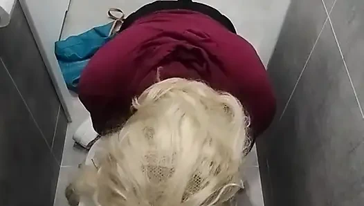 Genç sürtük arkadaşının evindeki tuvaleti yalıyor