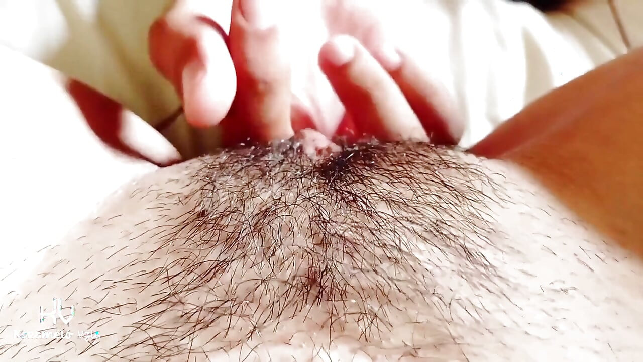 Pov: suamiku menjelajahi memek berbuluku, jilat dan ciuman sampai muncrat banyak banget!