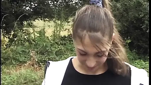 Reife brünette tropft nass im freien, hardcore-toben