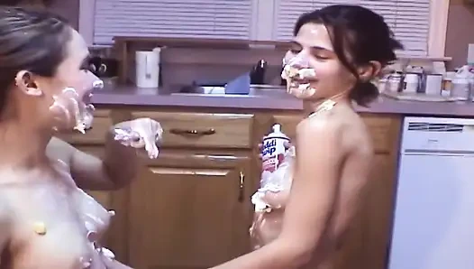 Cewek-cewek ceroboh di dapur dicambuk sampai dicrot di mana-mana