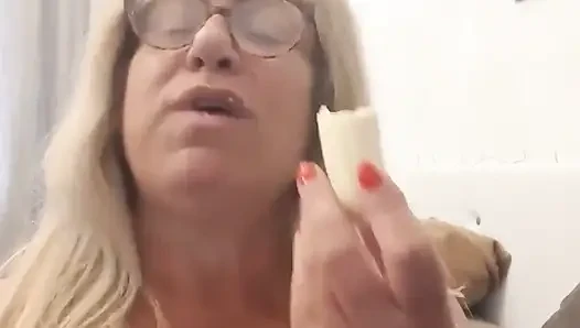 Fina amına muz sokuyor. Tadıyor ve mastürbasyon yapıyor, çok azgın!
