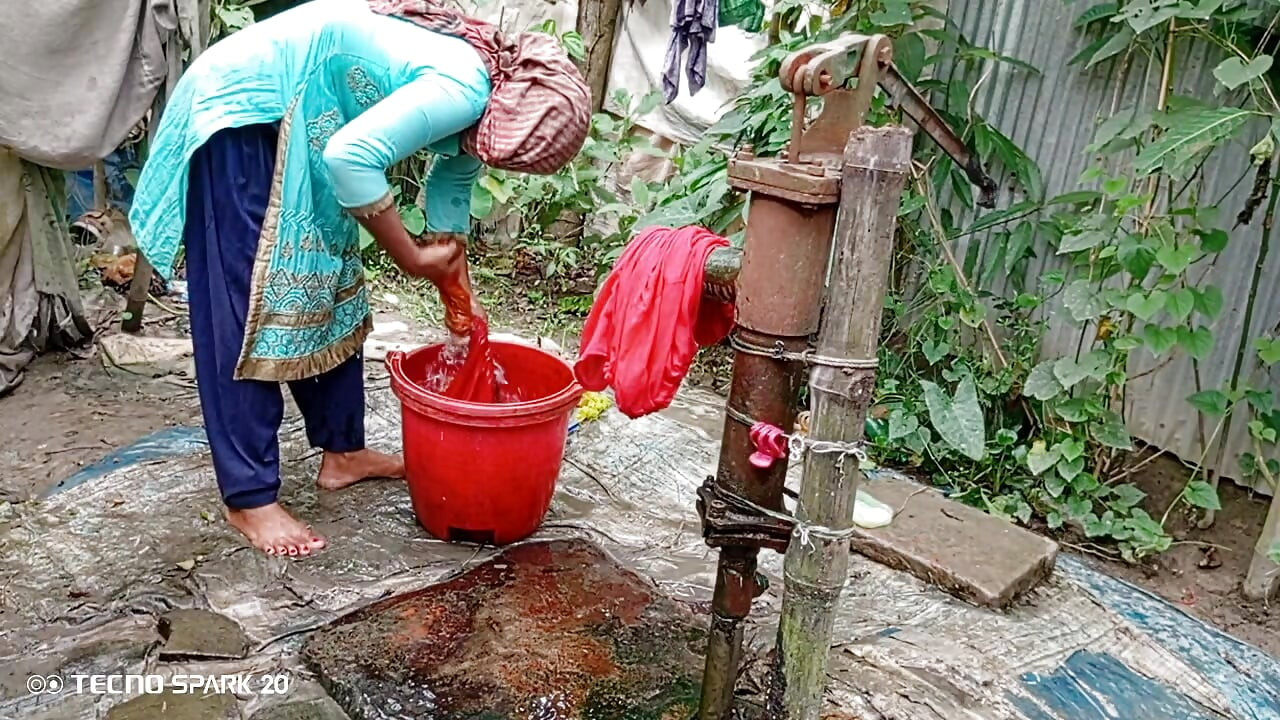 Inesquecível banho ao ar livre em um campo aberto