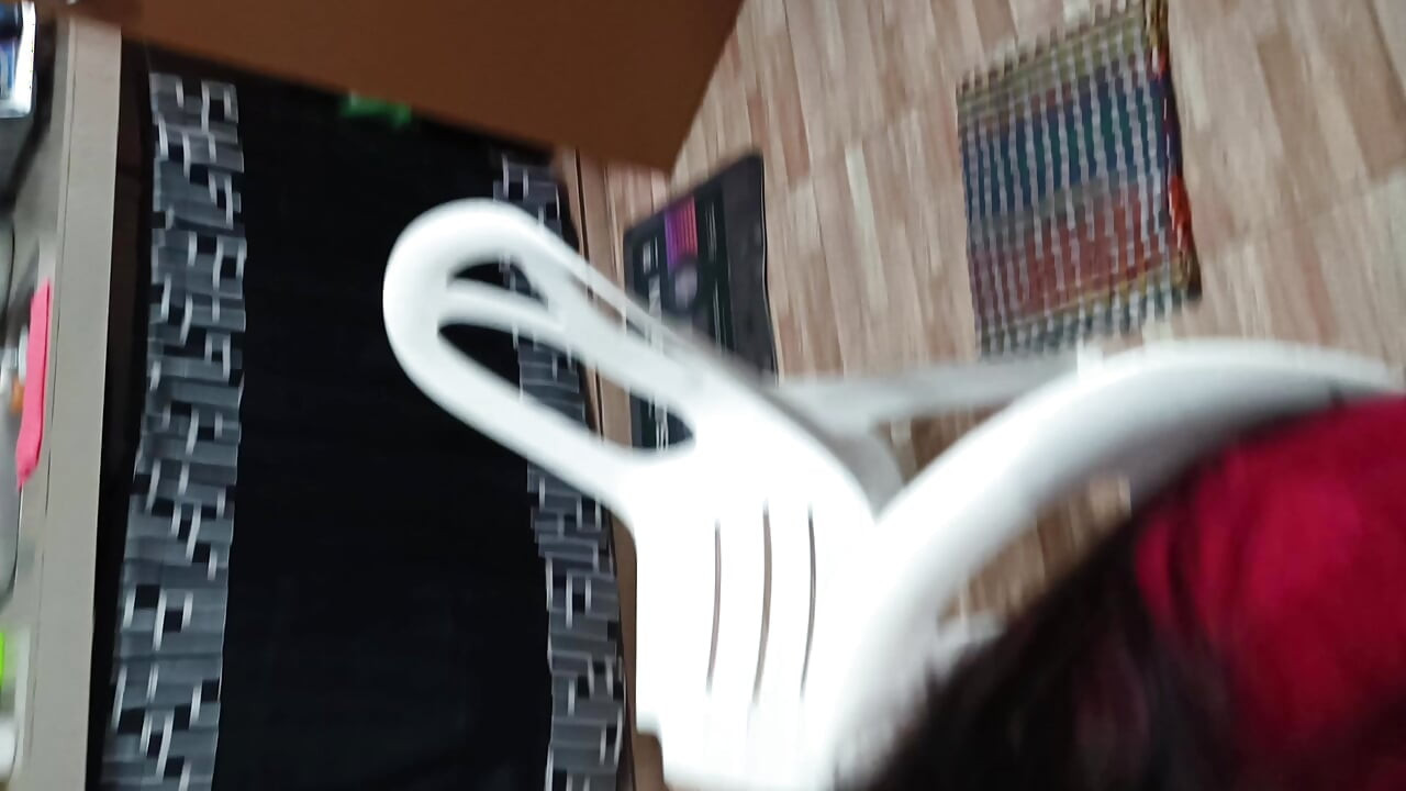 Une femme mature sexy fait une pipe baveuse et une éjaculation dans la bouche et le visage...