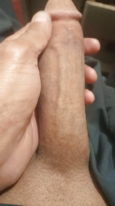 يمكن لهؤلاء النساء والمخنثيات والفتيات اللواتي يرغبن في أن يجعلنني زوجهن وأن يكون لديهن علاقة حقيقية معي الاتصال بي.