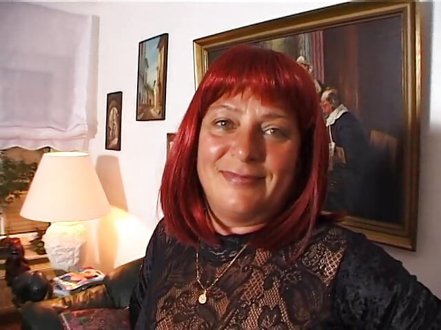 Ώριμη κοκκινομάλλα ρουφάει τον πούτσο του σε pov