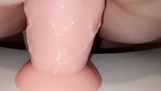 Mature slut try a new big toy in her large hairy cuny, until he make a big squirt